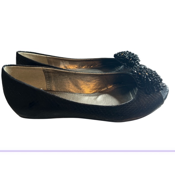 Kenneth Cole Reaction Black Beaded Flats Size 7.5M Textured Slip On Shoes - Picture 2 of 7